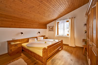 Hochwertig ausgestattetes Schlafzimmer