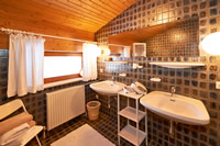 Großes Badezimmer mit Doppelwaschbecken